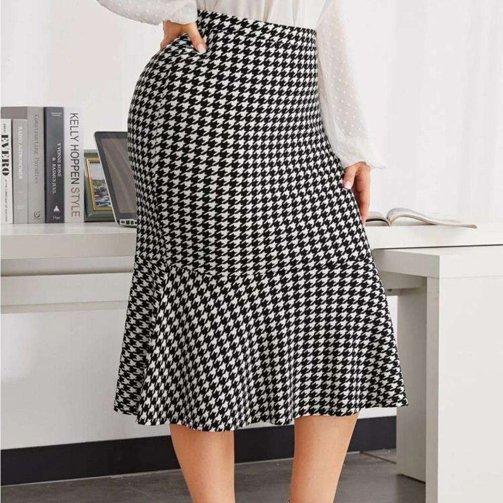 Brand new never work houndstooth skirt